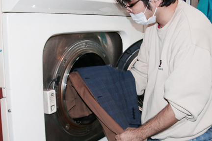 ���ЍH��ɂăN���[�j���O���s���܂��B